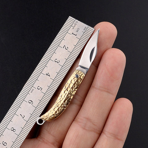 【Free gift】Knife Mini Folding Knife Legal Self-defense Knife Exquisite Brass Knife Keychain Demolition Express Unpacking Knife