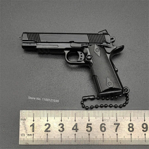 1:3   Pistole Miniatur Modell Legierung Keychain Geschenk Rucksack Anhänger Dekoration Geschenk Spielzeug Junge Lieblings